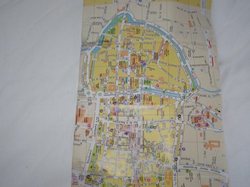 En orientant le plan avec l'est en haut on voit que le plan de la ville a la forme d'un bouchon de Champagne !